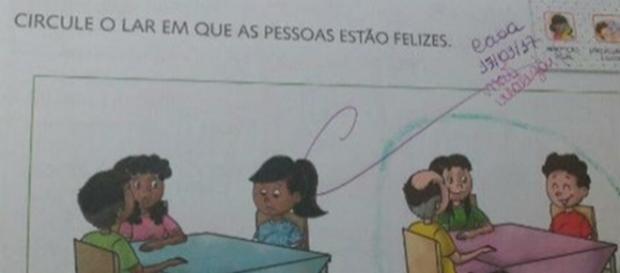 Mãe afirma que conteúdo de livro didático é racista e discriminatório.( Foto: Reprodução/Facebook) Mãe afirma que conteúdo de livro didático é racista e discriminatório.( Foto: Reprodução/Facebook)