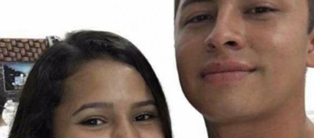 O que era para ser apena mais uma selfie de casal, acabou virando polêmica e assustando a todos O que era para ser apena mais uma selfie de casal, acabou virando polêmica e assustando a todos