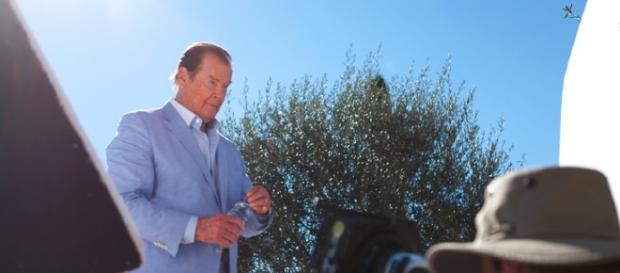 Roger Moore in Incompaitbles / Photo by https://commons.wikimedia.org/w/index.php? Paolocedolin Roger Moore in Incompaitbles / Photo by https://commons.wikimedia.org/w/index.php? Paolocedolin