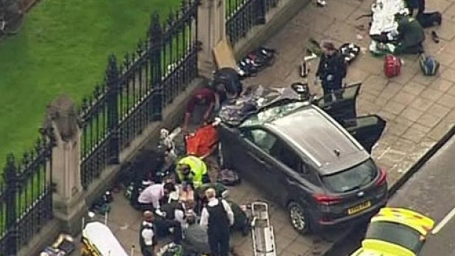 Auto sulla folla davanti al Parlamento di Londra, polizia: “Molte ... - lastampa.it