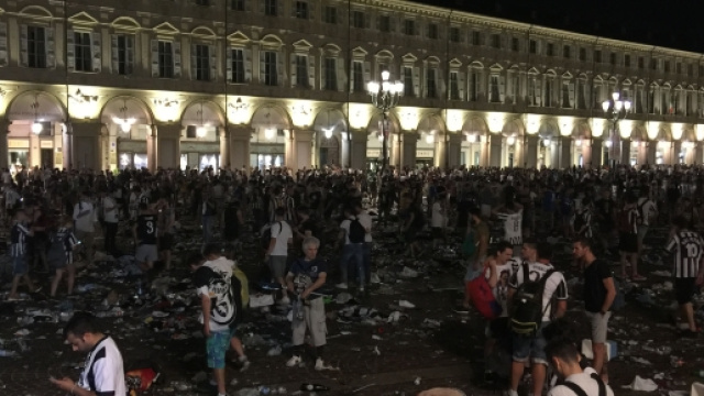 Fuga di tifosi nel panico da piazza San Carlo a Torino. Un ristorante di lusso li accoglie ma una cliente protesta.