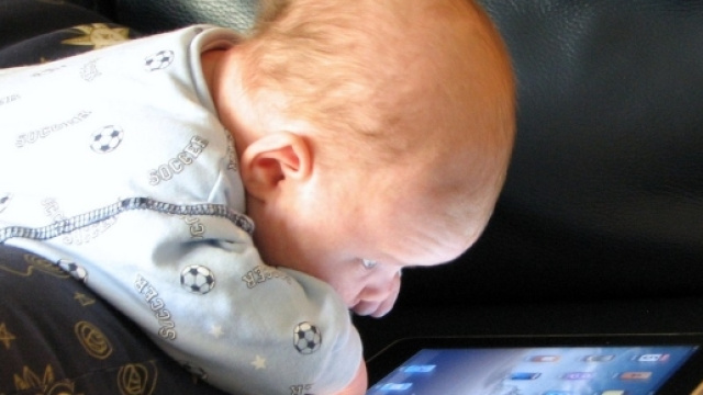 Ritardi nel linguaggio dei bambini ed uso di tablet e smartphone - foto: panorama.it