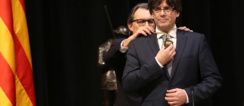 Artur Mas impone la medalla de Presidente a Carles Puigdemont, el 12 de enero de 2016. Fuente: Generalitat de Catalunya