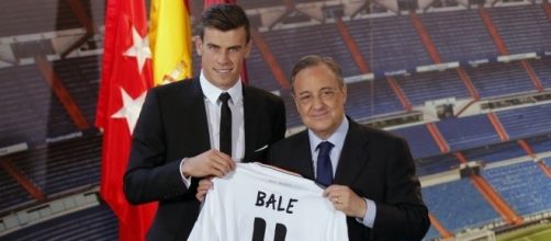 Bale y Florentino Pérez durante su presentación con el Real Madrid. - aldia.cr