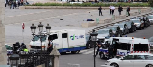 Imagen del lugar donde un hombre atacó a un policia en París