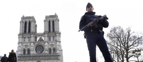 Parigi: uomo aggredisce con martello un poliziotto in fronte a Notre-Dame.