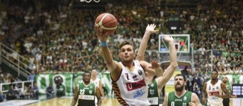 Stefano Tonut realizza in sottomano (credit www.legabasket.it)