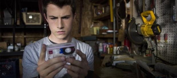 Al igual que en la serie de Netflix, el suicida dejó audios dedicados a personas en específico. Al igual que en la serie de Netflix, el suicida dejó audios dedicados a personas en específico.