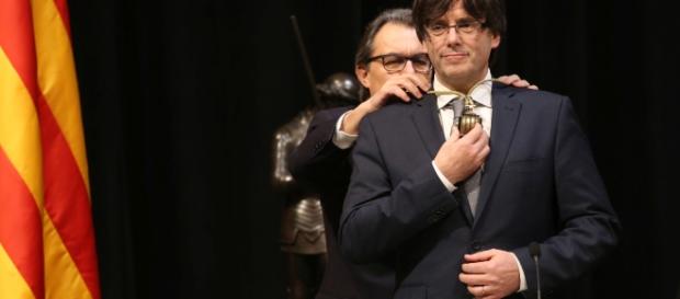 Artur Mas impone la medalla de Presidente a Carles Puigdemont, el 12 de enero de 2016. Fuente: Generalitat de Catalunya Artur Mas impone la medalla de Presidente a Carles Puigdemont, el 12 de enero de 2016. Fuente: Generalitat de Catalunya