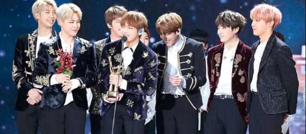 BTS receiving a bonsang award at the 31st Golden Disk Awards / Photo CC By 4.0 via AJEONG_JM - http://ajeongjm951013.tistory.com/ BTS receiving a bonsang award at the 31st Golden Disk Awards / Photo CC By 4.0 via AJEONG_JM - http://ajeongjm951013.tistory.com/