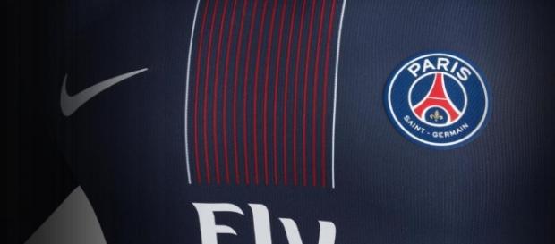 C'est un nouveau footballeur du Paris Saint Germain C'est un nouveau footballeur du Paris Saint Germain