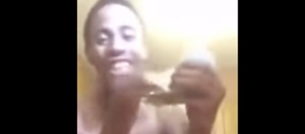 Durante um vídeo ao vivo no Facebook, traficante contava dinheiro do crime e acabou sendo preso. Foto: Youtube Durante um vídeo ao vivo no Facebook, traficante contava dinheiro do crime e acabou sendo preso. Foto: Youtube