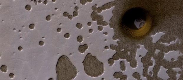 El agujero enigmático en el polo sur de Marte. Foto:NASA. El agujero enigmático en el polo sur de Marte. Foto:NASA.