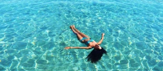 Gracias a sus minerales y oligoelementos, el agua de mar puede sanar muchas afecciones de la piel Gracias a sus minerales y oligoelementos, el agua de mar puede sanar muchas afecciones de la piel