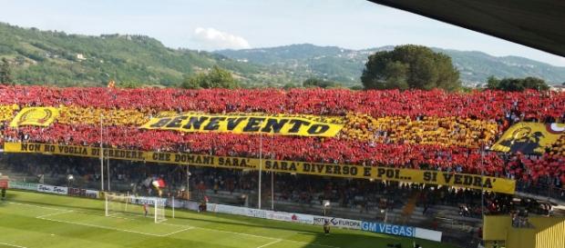 In foto una delle coreografie inscenate dai supporters del Benevento In foto una delle coreografie inscenate dai supporters del Benevento