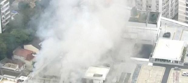 Incêndio foi considerado de médias proporções mas, felizmente, não houve feridos (foto: Reprodução / Twitter) Incêndio foi considerado de médias proporções mas, felizmente, não houve feridos (foto: Reprodução / Twitter)