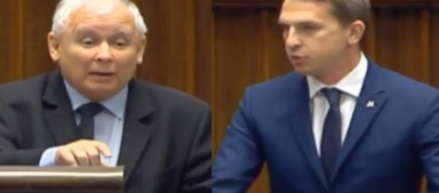 Jarosław Kaczyński oraz Adam Szłapka (źródło: youtube.com). Jarosław Kaczyński oraz Adam Szłapka (źródło: youtube.com).