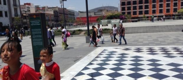 La plaza está bordeada por edificios históricos que ahora fungen de hoteles, bancos y restaurantes. La plaza está bordeada por edificios históricos que ahora fungen de hoteles, bancos y restaurantes.