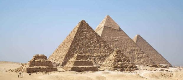 A Grande Pirâmide de Gizé é uma das 7 maravilhas do mundo antigo. A Grande Pirâmide de Gizé é uma das 7 maravilhas do mundo antigo.