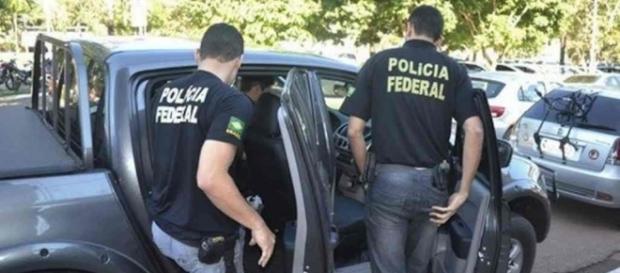 Polícia Federal flagra 'homem da mala' Polícia Federal flagra 'homem da mala'