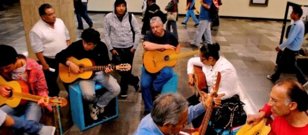 Taller de Guitarra en el metro impartido por el maestro Juan C. Calzada Foto Nikteha Cabrera Taller de Guitarra en el metro impartido por el maestro Juan C. Calzada Foto Nikteha Cabrera