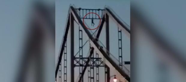 Ucraniano morre ao despencar da ponte, em Kiev (РУФЕРЫ VINE) Ucraniano morre ao despencar da ponte, em Kiev (РУФЕРЫ VINE)