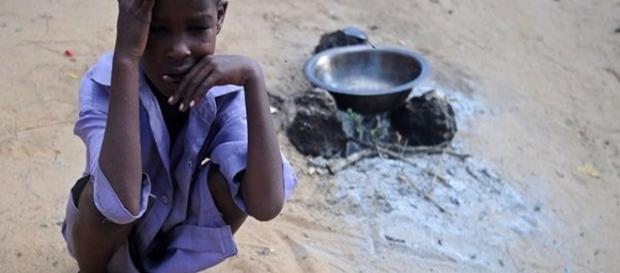 Uma criança fica em um campo improvisado nos arredores de Mogadíscio. A seca tem alimentado um surto de cólera e diarreia aguda na Somália Uma criança fica em um campo improvisado nos arredores de Mogadíscio. A seca tem alimentado um surto de cólera e diarreia aguda na Somália
