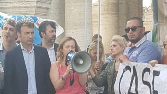 Giorgia Meloni, leader di Fdi, durante il flash mob contro la Raggi.