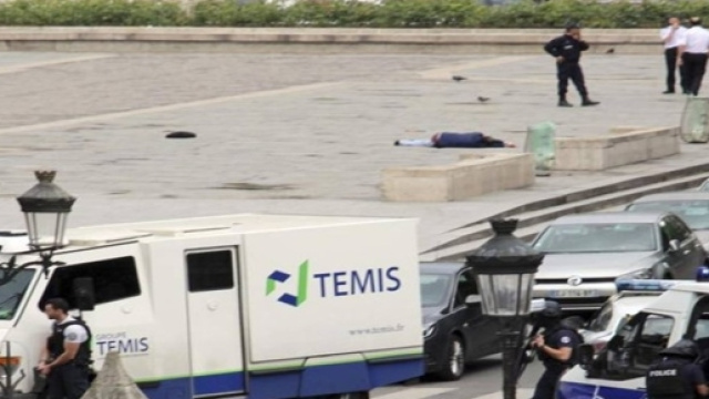 Parigi: terrore davanti Notre-Dame. Si nota l'uomo a terra.