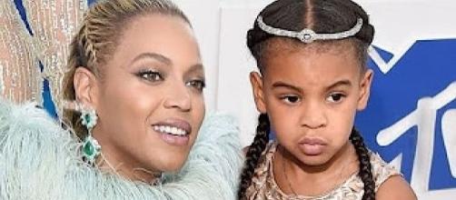 Beyonce and five-year-old daughter Blue Ivy - Photo: YouTube, Hollyscoop