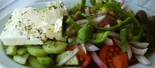 English: Greek salad (horiatiki salata)./ Photo by Lpatokal via wikimedia