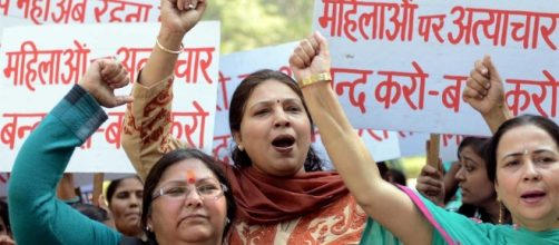 Donne indiane manifestano contro lo stupro, grave problema sociale nel paese. Giorni fa ennesima violenza di gruppo su una donna.