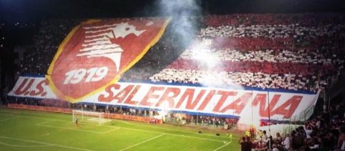 La curva della Salernitana, squadra di Serie B.