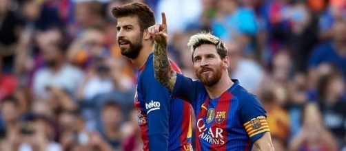 Leo Messi señala tras marcar un gol