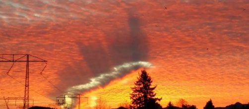 Mysterious fallstreak cloud formation cuts scars in morning sky ... - strangesounds.org