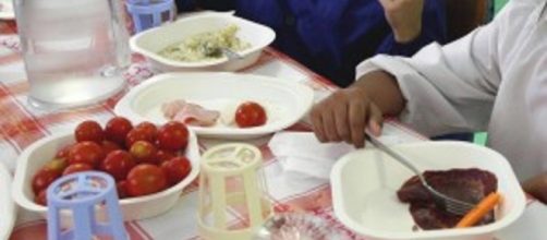 Napoli, cibo contaminato nelle mense scolastiche