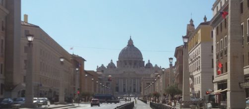 Piazza San Pietro. Qui si riuniscono i fedeli per ascoltare le parole del Papa