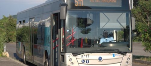 Roma, autobus senza conducente finisce contro una Smart