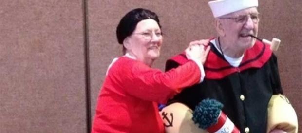 13 parejas de ancianos que no son demasiado viejos como para pasarlo bien. 13 parejas de ancianos que no son demasiado viejos como para pasarlo bien.