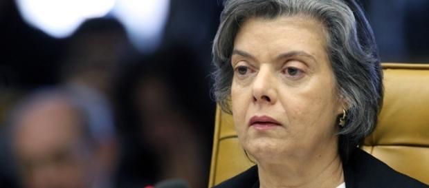 Cármen Lúcia avisa que não foi informada sobre sessão do TSE Cármen Lúcia avisa que não foi informada sobre sessão do TSE