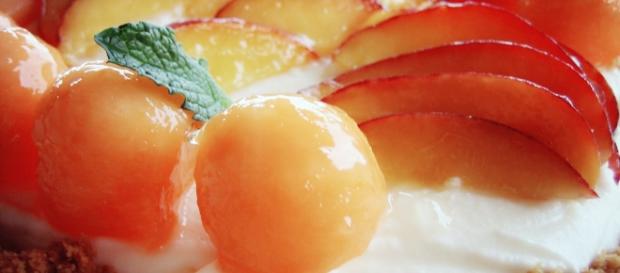 dolce con frutta di stagione, giugno, nespole, cheesecake con naspole amaretti e liquore dolce con frutta di stagione, giugno, nespole, cheesecake con naspole amaretti e liquore