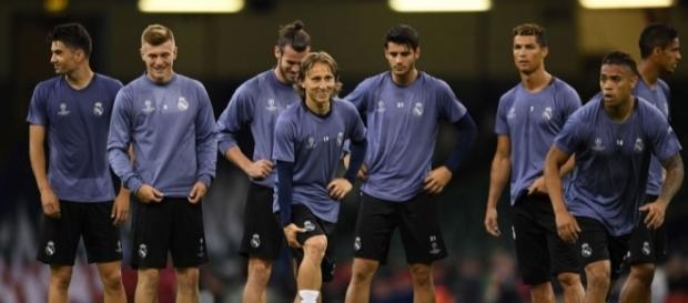 El Real MAdrid entrenando con todos los jugadores El Real MAdrid entrenando con todos los jugadores