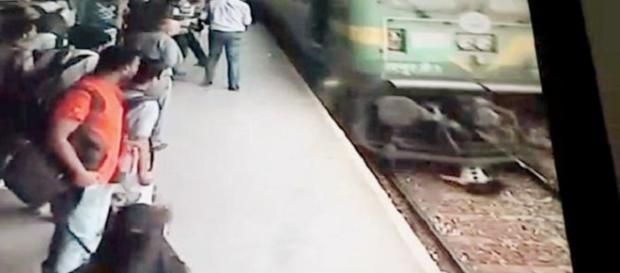 Garota é atropelada por trem na Índia (Foto: Reprodução) Garota é atropelada por trem na Índia (Foto: Reprodução)