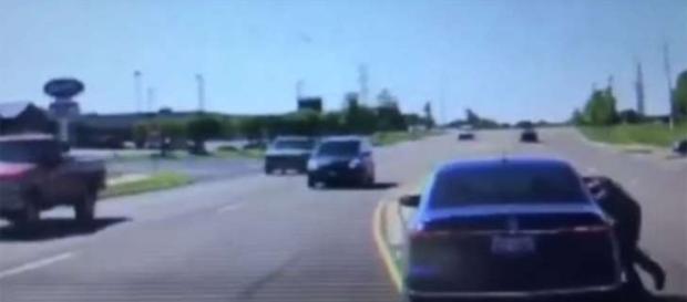 Homem pulou pela janela dentro de um veículo em movimento Homem pulou pela janela dentro de um veículo em movimento