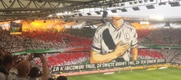 Torcida do Légia Varsóvia faz mosaico antes do jogo definitivo contra o Lechia Gdansk. Foto. Marek Wernic Torcida do Légia Varsóvia faz mosaico antes do jogo definitivo contra o Lechia Gdansk. Foto. Marek Wernic