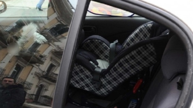 Muore dopo essere stata dimenticata dentro l'auto per sei ore.