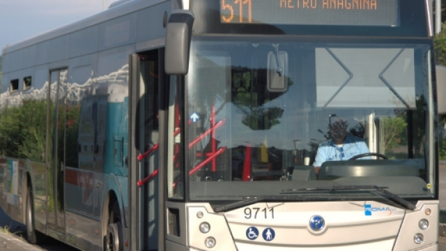 Roma, autobus senza conducente finisce contro una Smart