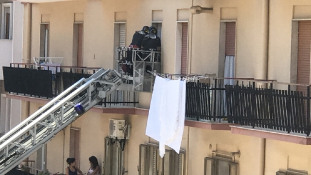 Trani, una donna &egrave; stata portata in salvo dai vigili del fuoco