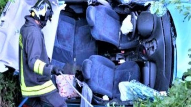 Un'auto finita fuori strada e i vigili del fuoco