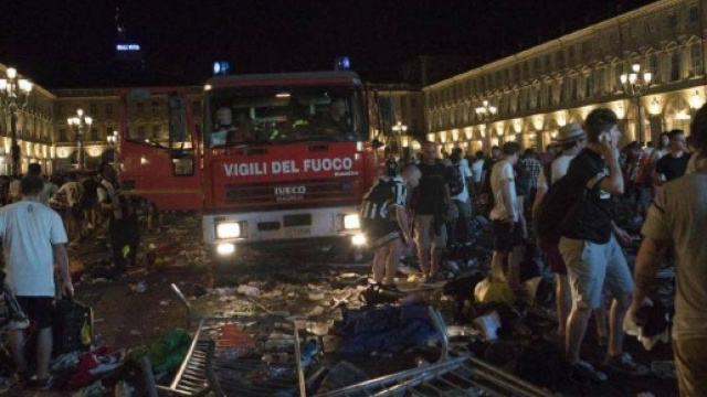 Vigili del Fuoco arrivano a Piazza San Carlo Torino dopo finto allarme bomba alla finale di Champions Juve-Real Madrid